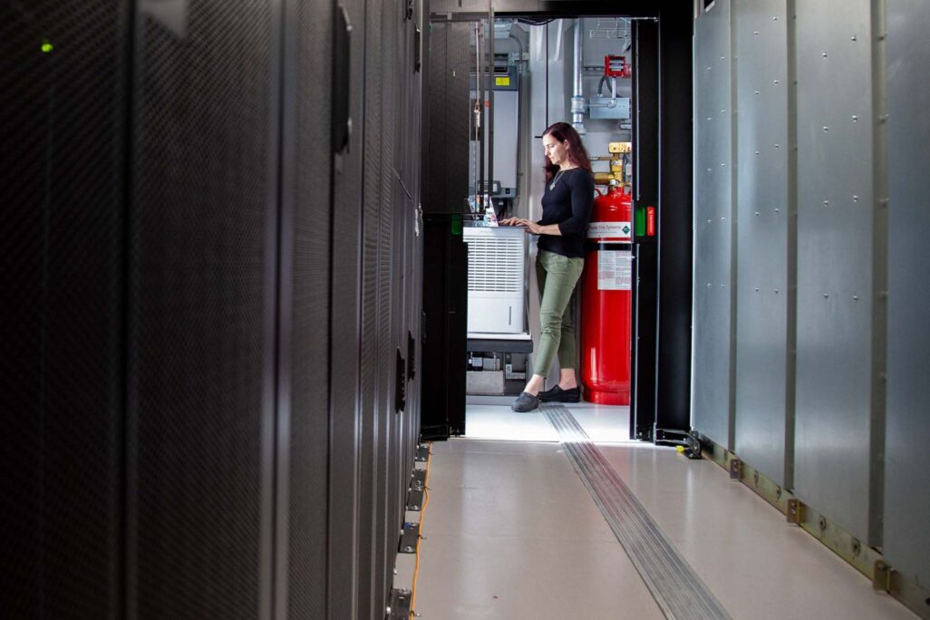 iit_mas-cybersecurity_hero woman in server room